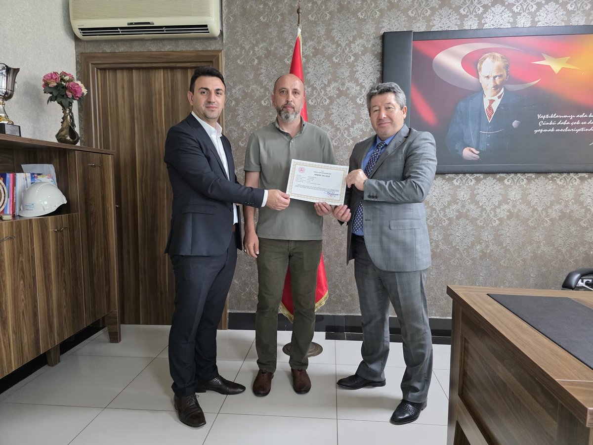 tuzlasgm's tweet photo. Kamu hizmetlerinin etkin yürütülmesine katkı sunan Destek(Evrak)pers.Mustafa Demirci ve Songül Limon ile Halkla İlişkiler-GSS per.miz Mustafa Durkaya'ya Sn. Kaymakamımız tarafından verilen Başarı Belgeleri Müd.müz Adem Koç ve Müd.Yrd.Erkan Tepebaş tar.takdim edilerek teşekkür edi https://t.co/JjDHj02guH