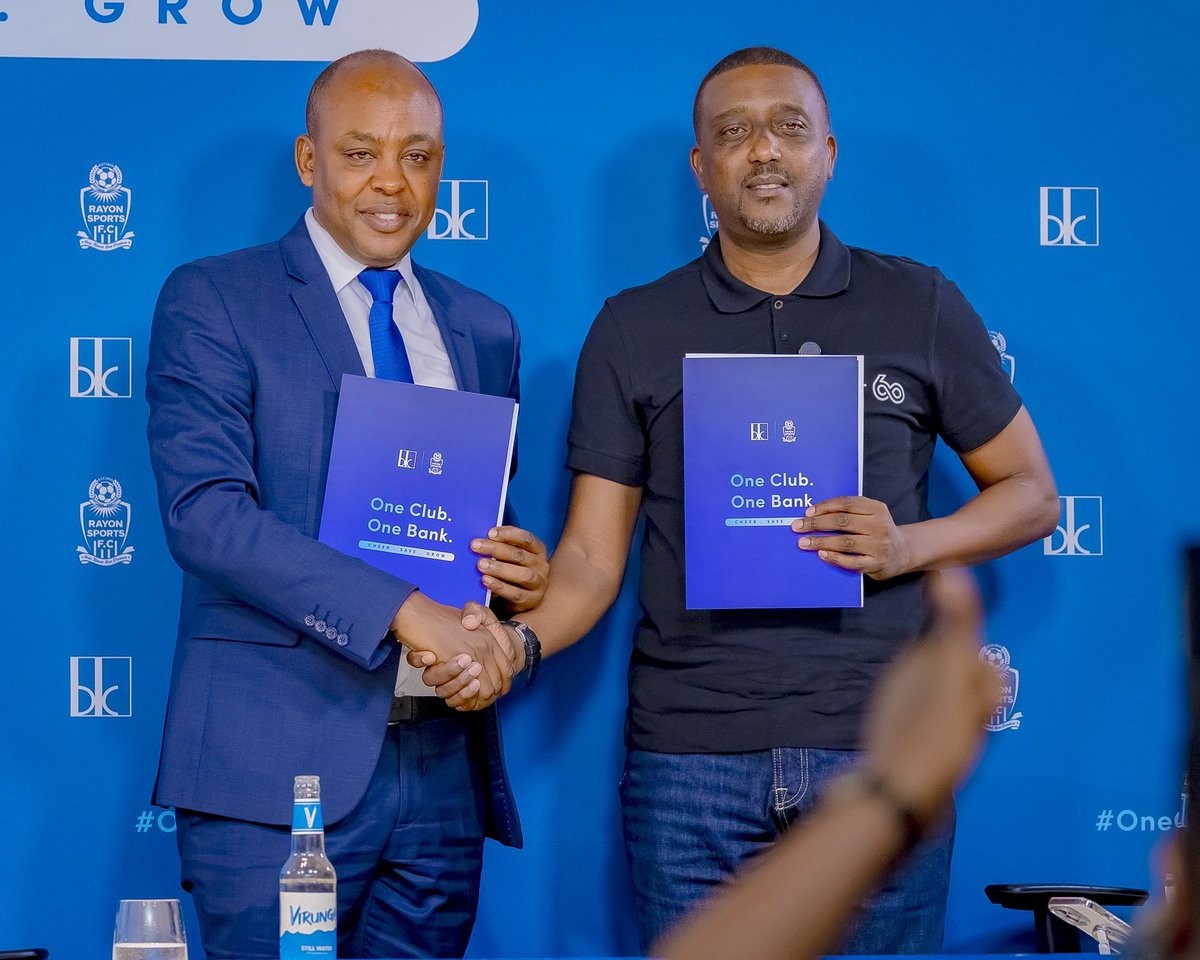 oswaki's tweet photo. Inyuma haranditse ngo "Ikipe ni imwe; Banki ni umwe [Itunganye]"
______________
Kuri uyu wa gatanu, Rayon Sports yasinyanye amasezerano na Banki ya Kigali nk’umuterankunga wayo mukuru mu myaka itanu n’igice.

Binyuze muri aya masezerano, BK izajya igaragara imbere ku myambaro ya Rayon Sports ku makipe y’abagabo n’abagore.

(@rbarwanda)