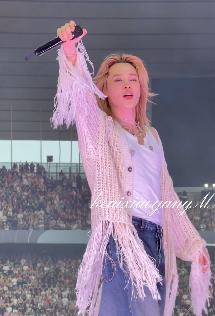 trulyjmin's tweet photo. no you dont understand how beautiful he looks in white he is STUNNING https://t.co/QjNB4crRWy