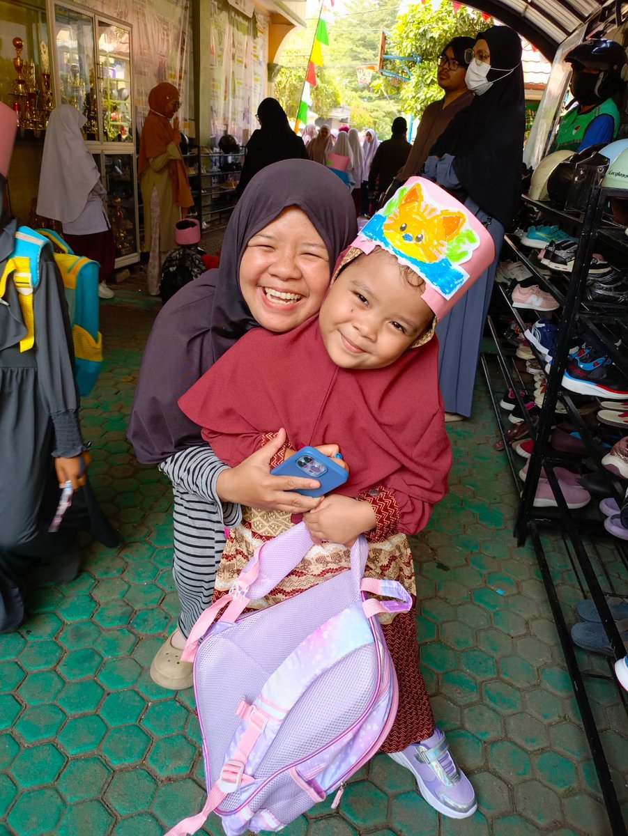 DeridaAfza5's tweet photo. Nakkkk.... Tumbuh jadi anak solihah yaaa ❤️ 
Semoga Allah mudahkan langkah kaka dalam mencari ilmu, bertemu dengan teman yang baik dan ustadzah yang baik 🥰

Hari pertama kaka sekolah ❤️ https://t.co/0xjuwGGmIz