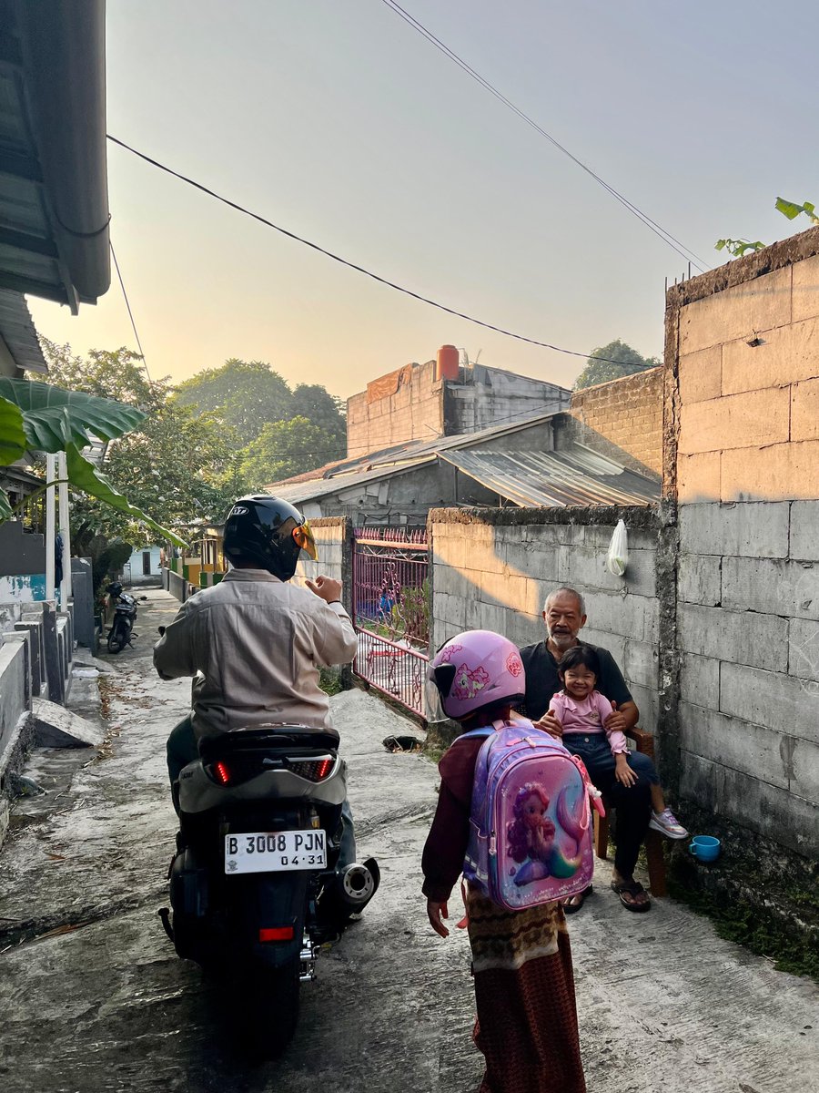 DeridaAfza5's tweet photo. Nakkkk.... Tumbuh jadi anak solihah yaaa ❤️ 
Semoga Allah mudahkan langkah kaka dalam mencari ilmu, bertemu dengan teman yang baik dan ustadzah yang baik 🥰

Hari pertama kaka sekolah ❤️ https://t.co/0xjuwGGmIz