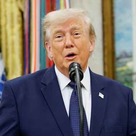 ActuCR7_'s tweet photo. 🗣️ Donald Trump sur Cristiano Ronaldo 🇵🇹 :

💭 « L’un des plus grands joueurs de tous les temps.

Il est né avec quelque chose de vraiment spécial. C’est un gars formidable. » ❤️

(via @WhiteHouse) https://t.co/oF3eb2vRDv