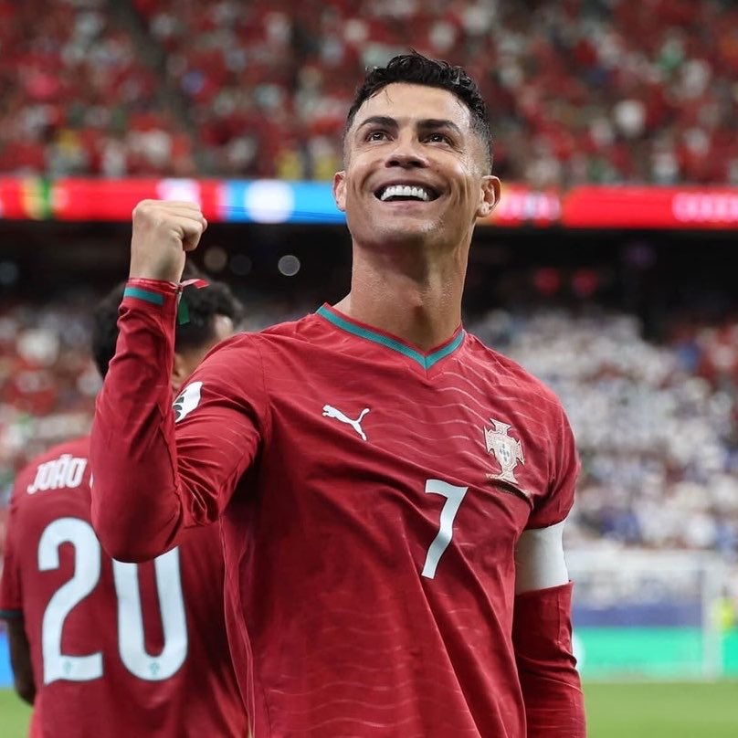 ActuCR7_'s tweet photo. 🗣️ Donald Trump sur Cristiano Ronaldo 🇵🇹 :

💭 « L’un des plus grands joueurs de tous les temps.

Il est né avec quelque chose de vraiment spécial. C’est un gars formidable. » ❤️

(via @WhiteHouse) https://t.co/oF3eb2vRDv