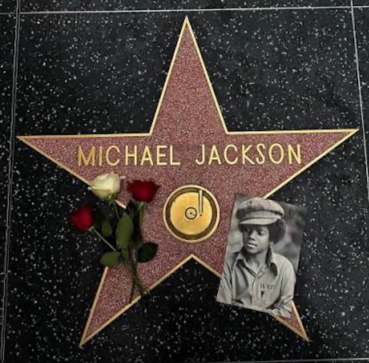 chartradar_'s tweet photo. Michael Jackson is the first celebrity to have two stars on the Hollywood Walk of Fame. https://t.co/nGzpuVIXm8