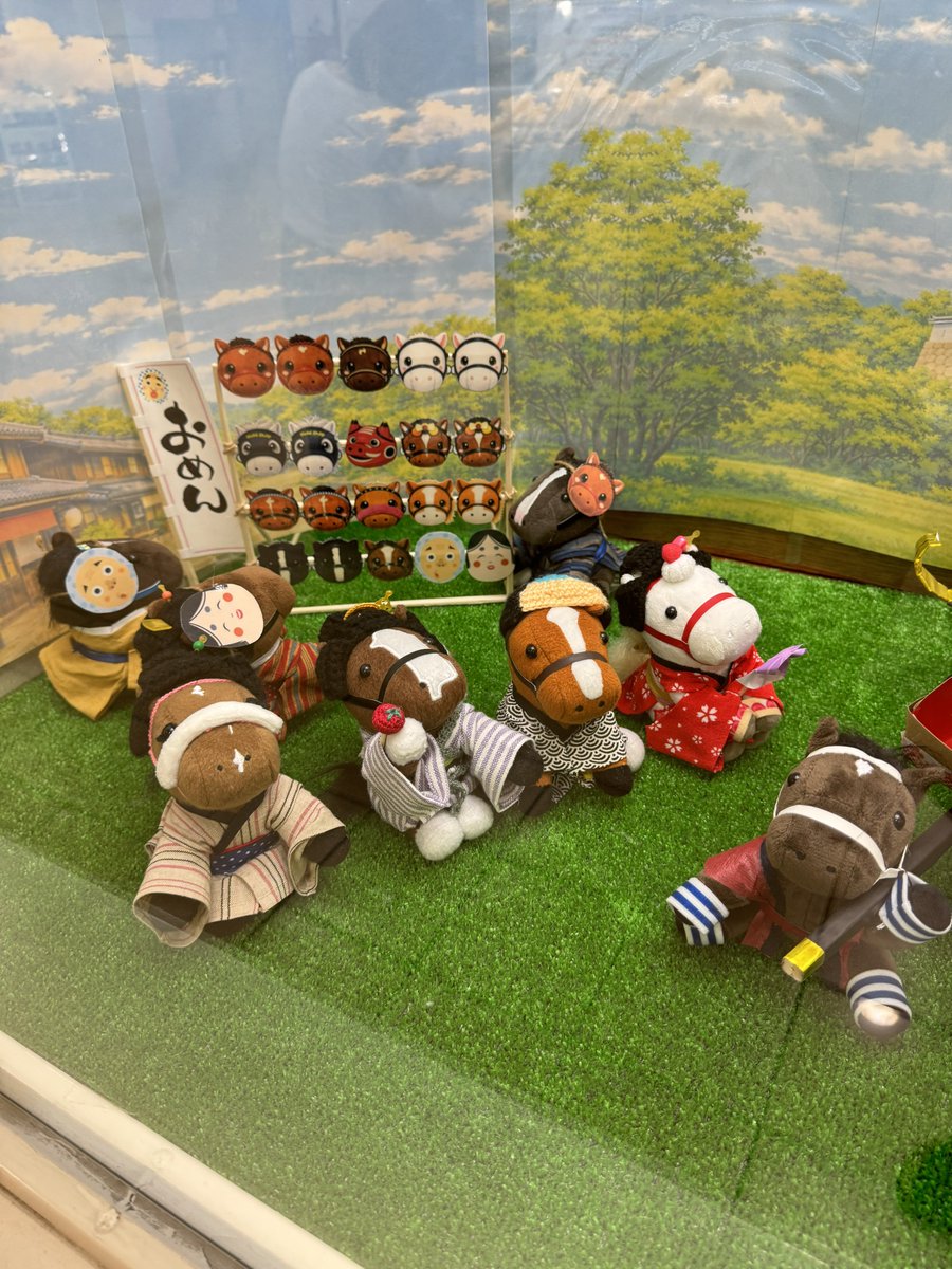 vincemacmahojr's tweet photo. 福島競馬場名物ターフィーショップ前展示、城下町では射的やおみこしで盛り上がっています。射的🎯では武豊さんの著書が人気ですね https://t.co/EdFlmi3qQW