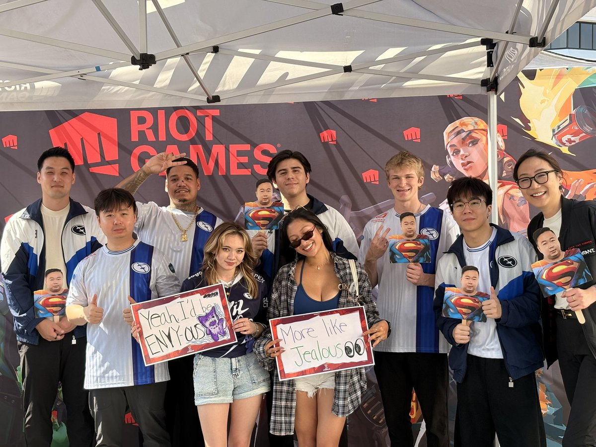 Jorkdans's tweet photo. EEEEPIC victory royale 

Shoutout @banhbaoval  and the rest of the team LETS GOOOOOOOO https://t.co/sfHWTTJoNC