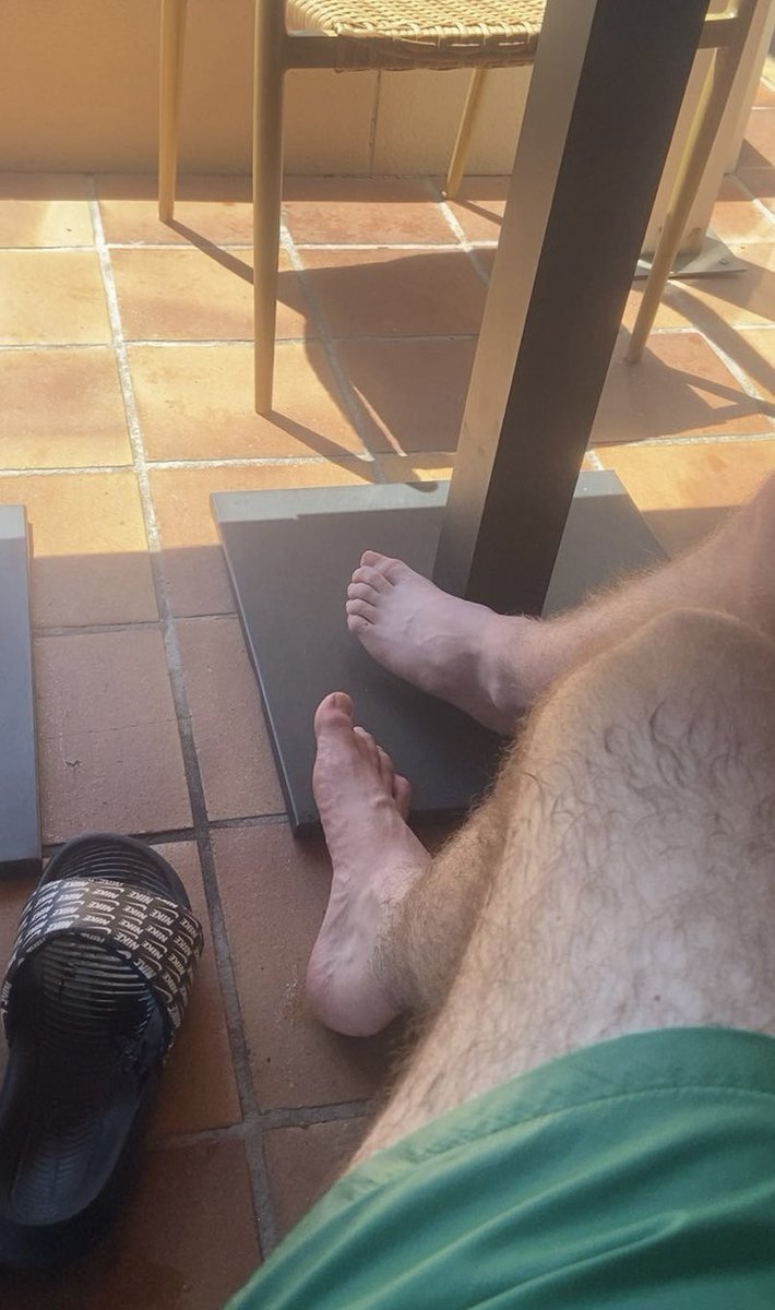 ElliotHugget's tweet photo. These feet are sweaty asf from this holiday heat 🥵
Who wants to see more from the trip?

#footfetish #feet #footworship #barefoot #holidayfeet #footcontent https://t.co/R3pN5zlCkt