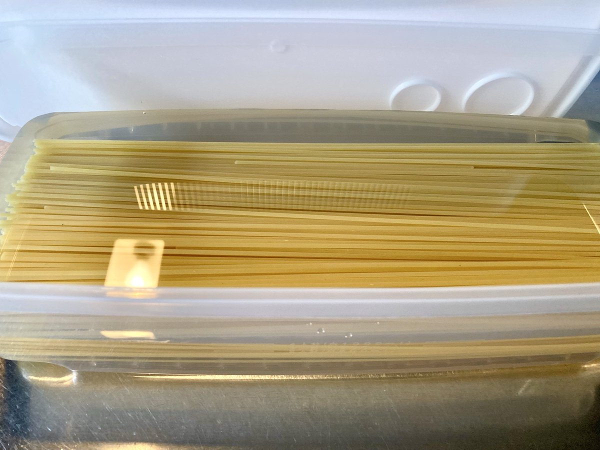 Minaduki0724's tweet photo. お昼の下準備…
🥵暑い時期、鍋でお湯を沸かし
パスタを茹でる作業は過酷🔥
調理の時短の為お水に浸して
おきます🍝レンジで短時間
で済むので😊 https://t.co/qx4vf0lqEH