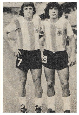 PabloMolinari's tweet photo. Maradona debutó en la Selección en febrero de 1977 en un amistoso frente a Hungría. Y se sacó una foto (creo que es con Houseman).
Realmente no lo puedo creer. https://t.co/Q3YU2GuFyD
