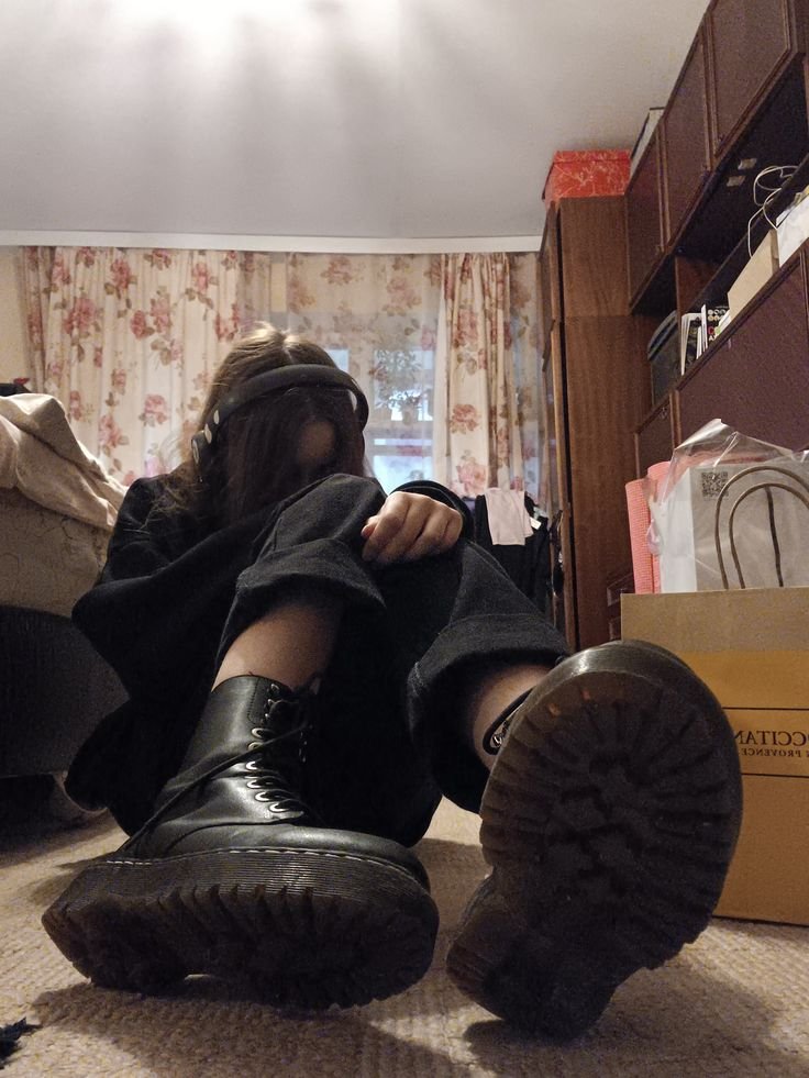 RevvingB00ts's tweet photo. "Non voglio guardare... Sborrare sui dr Martens della tua migliore amica, ma perché mi eccita così tanto?" https://t.co/yZ0u1YzGn8