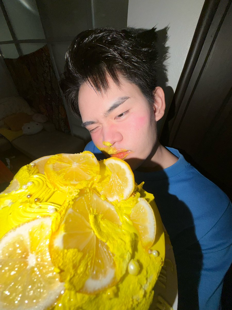 bkfuckthisshit's tweet photo. เค้ก lemonade สมกับวันเกิดฉันจริงๆ รักมาก🍋 https://t.co/bvJ4w5AX1C