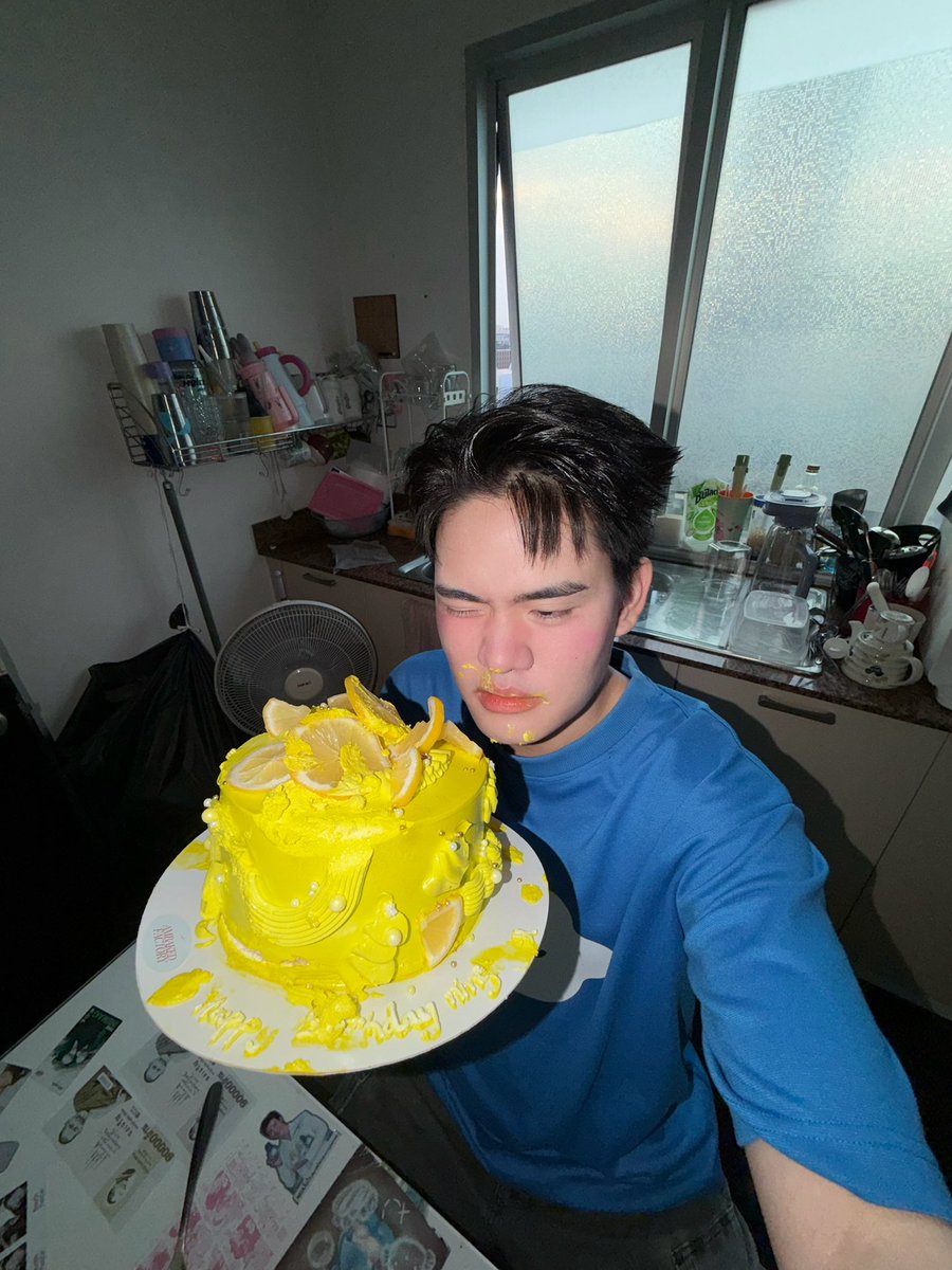 bkfuckthisshit's tweet photo. เค้ก lemonade สมกับวันเกิดฉันจริงๆ รักมาก🍋 https://t.co/bvJ4w5AX1C