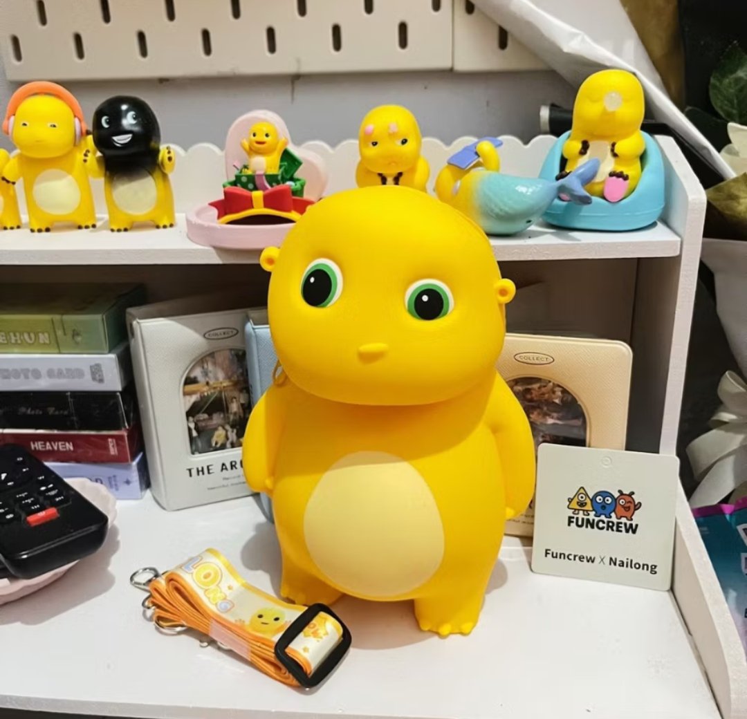 gunnn____'s tweet photo. Nemu tas selempang karakter Dino Nailong yang lagi viral ini di Shopee 😭 ukurannya pas banget buat bawa HP sama dompet, plus bahannya dari silicone premium yang halus dan gampang dibersihin. Desainnya gemes abis, auto bikin salfok pas dipake jalan-jalan! 💛✨ https://t.co/430Q2aaJHx
