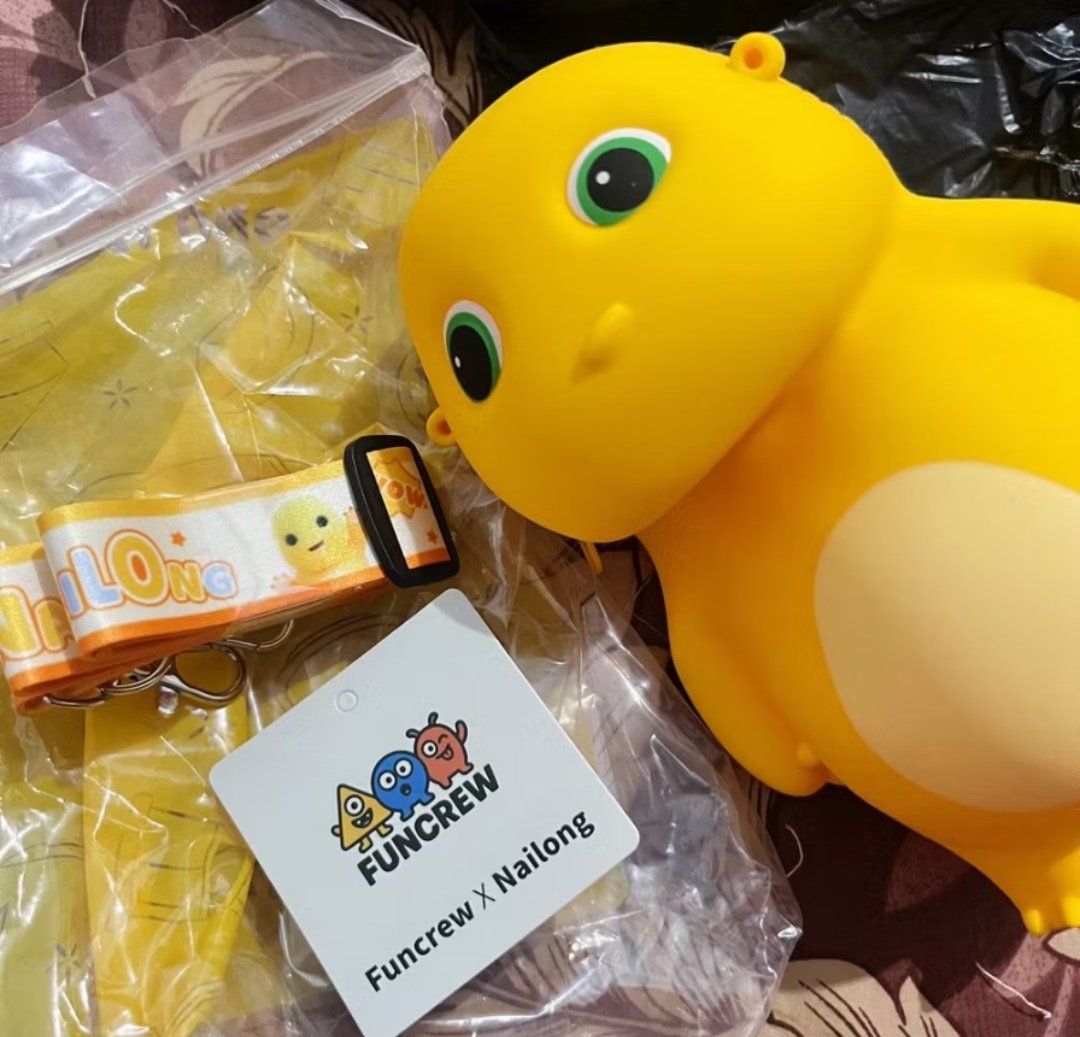 gunnn____'s tweet photo. Nemu tas selempang karakter Dino Nailong yang lagi viral ini di Shopee 😭 ukurannya pas banget buat bawa HP sama dompet, plus bahannya dari silicone premium yang halus dan gampang dibersihin. Desainnya gemes abis, auto bikin salfok pas dipake jalan-jalan! 💛✨ https://t.co/430Q2aaJHx