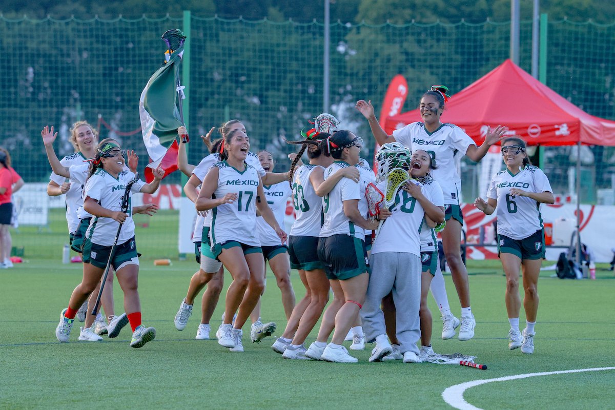 OlimpismoMex's tweet photo. En la primera edición del Campeonato Mundial de Lacrosse Femenil DIvisión II, México disputará el oro 🥇

Tremenda exhibición del cuadro mexicano que en seis encuentros no ha conocido la derrota, anotando 65 goles y recibiendo 35.

Derrotaron a Polonia, Suiza, Noruega, Italia, Hong Kong y Corea del Sur. Ahora, volverán a enfrentar a las italianas en la gran final.

El Lacrosse es un deporte con mucha historia, teniendo sus orígenes en el Siglo XII por los pueblos indígenas de Norteamérica, que se ha transformado durante los años a lo que conocemos hoy en día.

En 1904 y 1908 ya fue olímpico y en 2028 regresará con una variante llamada Lacrosse sixes.

De hecho, los creadores de este deporte compiten como un equipo independiente a Estados Unidos y Canadá: La Nación Haudenosaunee, quienes están buscando competir en LA 2028 bajo su propia bandera.

Hoy, México es 15° lugar del ranking mundial y busca coronarse en este evento global.

⏰ 10:00am TCM 18/07
📺 WL TV (plataforma de streaming de la World Lacrosse)
