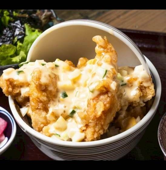 Anayuki0329's tweet photo. チキン南蛮丼 は、サクジュワの鶏に甘酸っぱいタレ、そこへ手作りのタルタルソースが合わさって、ご飯がすすみます♪
お待ちしております!!
#原宿グルメ #チキン南蛮 #あなゆき #ハラカド https://t.co/BuRJpjDVu2