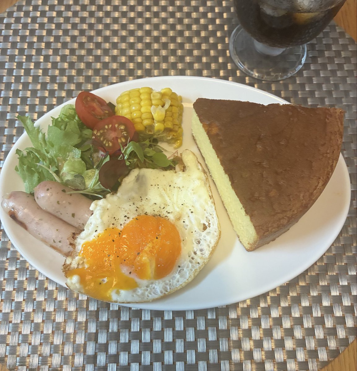 LO1307VE's tweet photo. 大好きなバターケーキで朝ごはん❣️…おいち〜😘
タマゴ破れた〜💦💦 https://t.co/uDOIVgcqPM