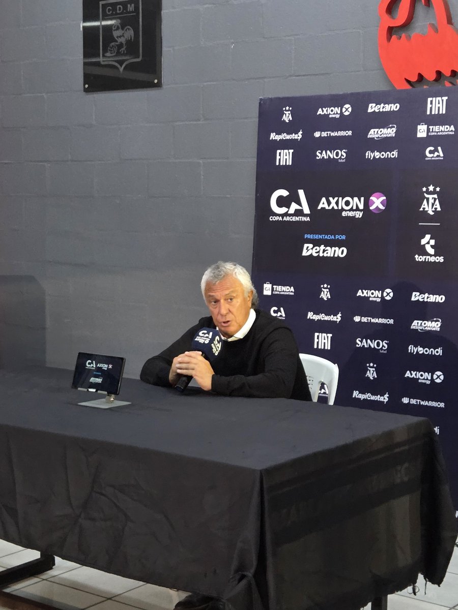 Gonzaaorellano's tweet photo. "Erra el que patea. Ayer practicaron y entre ellos definen quién según la confianza que se tengan en el momento de patear". Gorosito en conferencia. #SanLorenzo https://t.co/jjG2gYK7yj