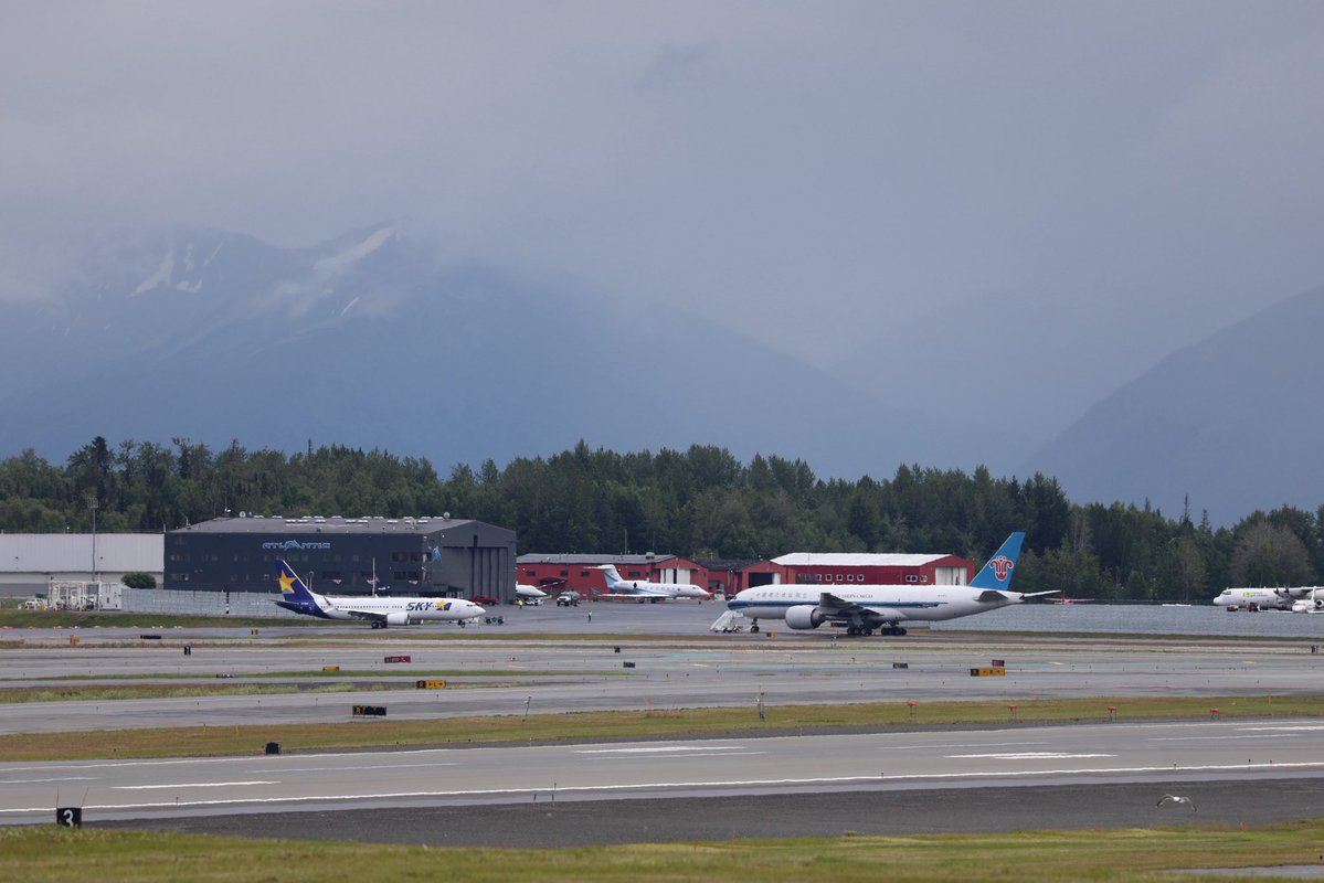 oka_Boeing787's tweet photo. アンカレッジでスカイマーク見れるとは笑
 #JA738B https://t.co/EfWYv1iU6d