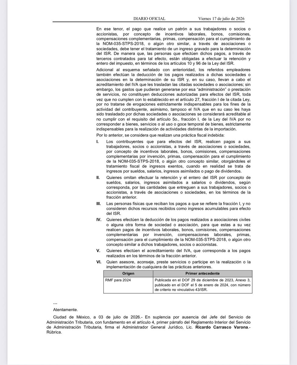 LuisPerezdeAcha's tweet photo. Ojo con el criterio 43/ISR/PI del SAT que califica como práctica fiscal indebida el uso de terceros para canalizar pagos a empleados, socios o accionistas, por concepto de bonos, incentivos y comisiones.

1. El Esquema Irregular:

¿En qué consiste? Algunas empresas (personas morales) utilizan a terceros, como asociaciones civiles o sociedades intermediarias, para triangular pagos de dinero a sus trabajadores, socios o accionistas.

La justificación es falsa: Estos pagos se entregan bajo conceptos simulados como incentivos, bonos, comisiones o supuestos apoyos para el cumplimiento de la NOM-035-STPS-2018.

El objetivo: Catalogar estos recursos como ingresos exentos para evitar el pago del ISR.

2. ¿Por qué es indebido?

Exclusividad del ISR: Solamente la Ley del ISR tiene la facultad de determinar qué ingresos están exentos del ISR. Ni la Ley Federal del Trabajo ni otra normatividad pueden crear exenciones. Toda prestación derivada de una relación laboral es considerada un ingreso gravado para el ISR.

La naturaleza de la NOM-035: Esta norma busca identificar y prevenir riesgos psicosociales en el trabajo, no obliga a realizar compensaciones económicas a los empleados. Por ende, entregar dinero bajo la justificación de la NOM-035 no convierte el pago en exento; es un ingreso gravado sobre el que debe efectuarse la retención del ISR.

3. Prácticas Fiscales Indebidas:

Simular ingresos exentos: Dar trato de exento a pagos que en realidad son sueldos, asimilados o dividendos.

Omitir retenciones de ISR: No hacer la retención y el entero del ISR correspondiente a estos pagos por parte de quien los realiza.

Omisión por parte de quien recibe el dinero: Que el trabajador, socio o accionista reciba el dinero y no lo declare como ingreso acumulable en el ISR.

Deducir el pago al intermediario: Deducir el dinero pagado a la sociedad civil utilizada para la triangulación.

Acreditar el IVA que trasladó la sociedad intermediaria.

Asesorar para la evasión: Que un tercero aconseje, diseñe o implemente cualquiera de estos esquemas ilegales.

4. Consecuencias en ISE e IVA:

No son deducibles en ISR: Los gastos generados por contratar a estas sociedades para "administrar" los pagos no se consideran erogaciones estrictamente indispensables para la actividad de la empresa.

El IVA no es acreditable: Al no ser un gasto estrictamente indispensable, el IVA que cobran los intermediarios pierde su calidad de acreditable.