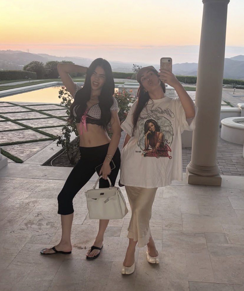 kosjpg's tweet photo. kenia os &amp; kali uchis. https://t.co/KLDKPvmhNF