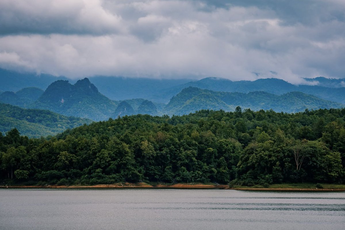 2i2dz63WFaoRywy's tweet photo. สวัสดี “ วั ��� ห ยุ ด ” ครับ 🌳🌳🏔️🏔️🏔️
ทุกวันนี้ตกหลุมรักแค่นี้ 🫶🏻🥰
อ่างเก็บน้ำแม่มาน จ.แพร่ วิวเขาสูงที่สลับซับซ้อนอลังการ ที่หาชมได้ยากมาก 🕊️🍃
#พื้นที่สีเขียวมันฮีลใจ💚 #Nature #Amezing https://t.co/TwJej4lsvk