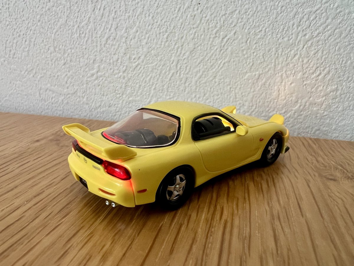 onisabu's tweet photo. RX-7ガチャ
テールランプユニット欲しくて全然出なくて10回近く回しちゃった😅
ミニカーで前後ランプ点灯しているのはなにかジオラマを見た時のようなトキメキを感じる
クリアボディの方はエンジンルームとか内装とかリアルな作り　セットで飾ると映える
このシリーズでR34出してくれないかな　まじで https://t.co/q2eclStnHA