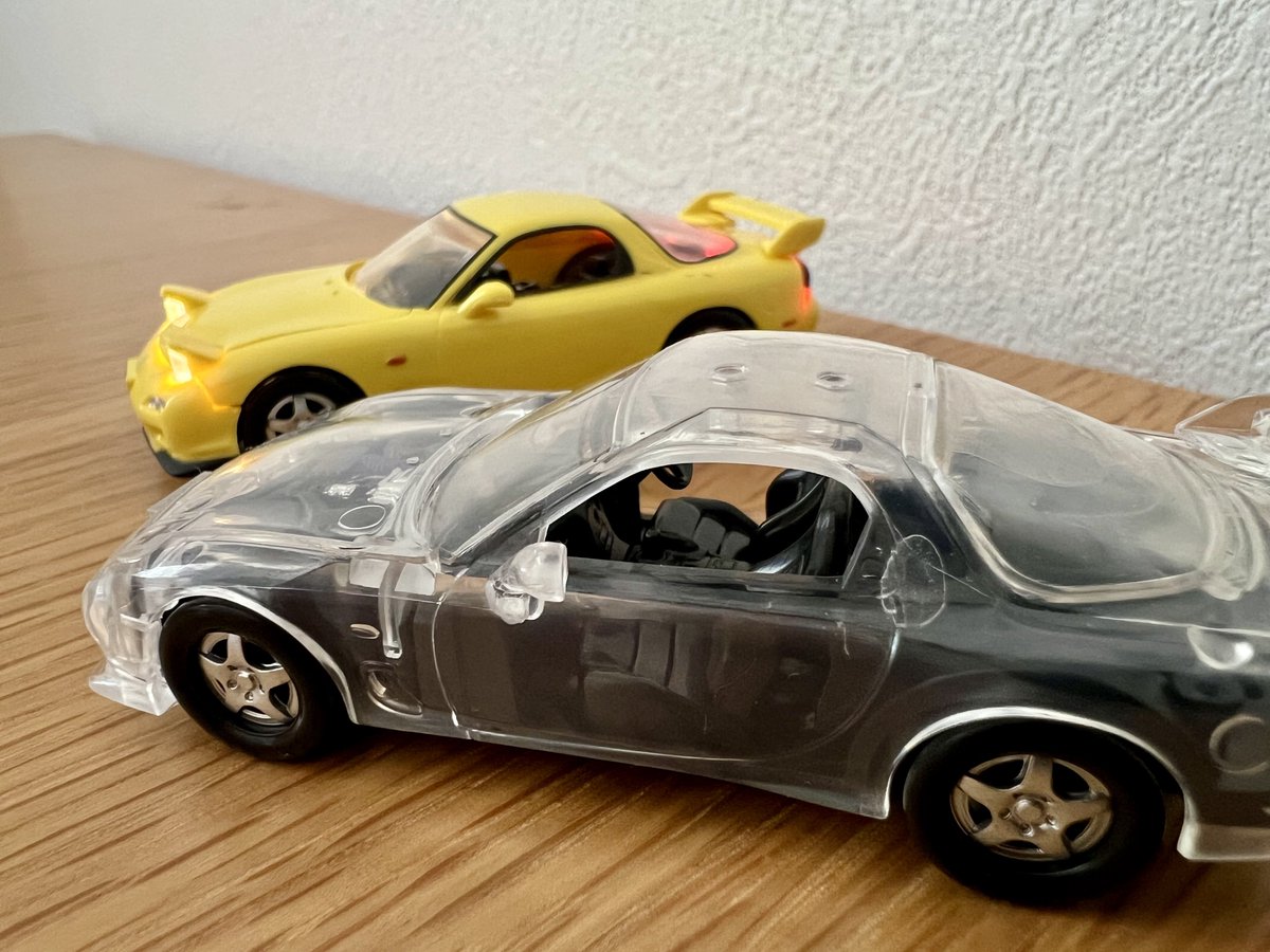 onisabu's tweet photo. RX-7ガチャ
テールランプユニット欲しくて全然出なくて10回近く回しちゃった😅
ミニカーで前後ランプ点灯しているのはなにかジオラマを見た時のようなトキメキを感じる
クリアボディの方はエンジンルームとか内装とかリアルな作り　セットで飾ると映える
このシリーズでR34出してくれないかな　まじで https://t.co/q2eclStnHA
