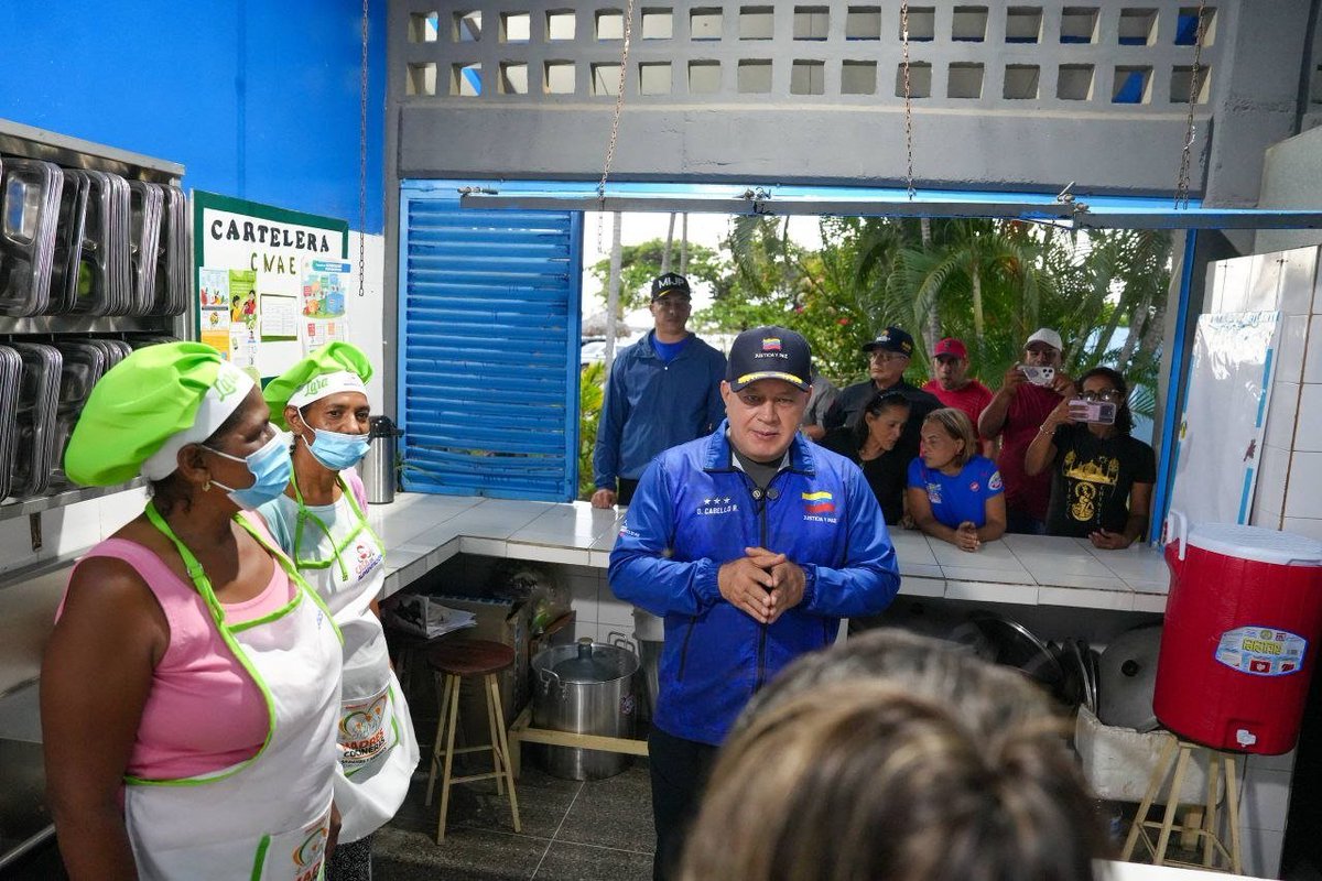 ConElMazoDando's tweet photo. #UnidosPorVenezuela | Este viernes 17 de julio, el vicepresidente sectorial de Política, Seguridad Ciudadana y Paz, Diosdado Cabello Rondón, realizó una inspección en el Campamento Transitorio Martin Luther King, ubicado en el sector Los Ángeles, parroquia Naiguatá, estado La Guaira.

De momento, todavía no han sido trasladadas las familias que serán alojadas de manera transitoria en este espacio. Durante la inspección, el ministro del Poder Popular para las Relaciones Interiores, Justicia y Paz, verificó la adecuación y el equipamiento del campamento para brindar una atención integral en el ámbito de la salud de alimentos, entre otras. 

El campamento ofrece dormitorios, atención médica para las familias y áreas recreativas para niños y adolescentes. 

La jornada cuenta con la participación líderes comunitarios, la Fuerza Armada Nacional Bolivariana (FANB), Protección Civil y Cuerpos de Seguridad, quienes brindan apoyo en las labores de contingencia.

@dcabellor