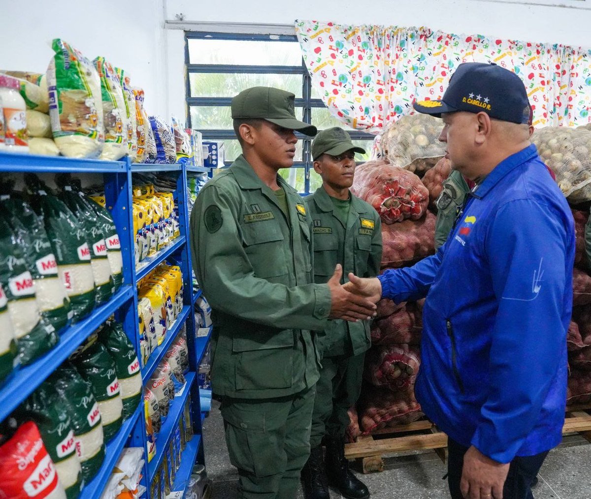 ConElMazoDando's tweet photo. #UnidosPorVenezuela | Este viernes 17 de julio, el vicepresidente sectorial de Política, Seguridad Ciudadana y Paz, Diosdado Cabello Rondón, realizó una inspección en el Campamento Transitorio Martin Luther King, ubicado en el sector Los Ángeles, parroquia Naiguatá, estado La Guaira.

De momento, todavía no han sido trasladadas las familias que serán alojadas de manera transitoria en este espacio. Durante la inspección, el ministro del Poder Popular para las Relaciones Interiores, Justicia y Paz, verificó la adecuación y el equipamiento del campamento para brindar una atención integral en el ámbito de la salud de alimentos, entre otras. 

El campamento ofrece dormitorios, atención médica para las familias y áreas recreativas para niños y adolescentes. 

La jornada cuenta con la participación líderes comunitarios, la Fuerza Armada Nacional Bolivariana (FANB), Protección Civil y Cuerpos de Seguridad, quienes brindan apoyo en las labores de contingencia.

@dcabellor