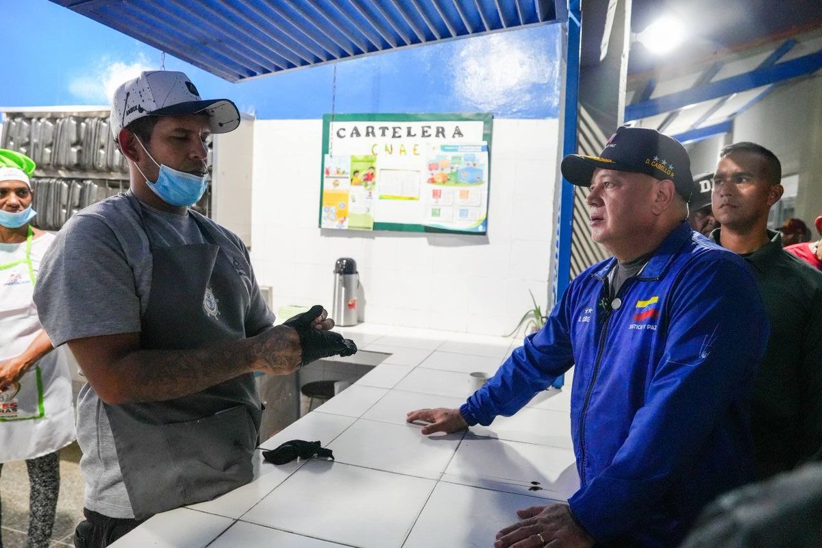 ConElMazoDando's tweet photo. #UnidosPorVenezuela | Este viernes 17 de julio, el vicepresidente sectorial de Política, Seguridad Ciudadana y Paz, Diosdado Cabello Rondón, realizó una inspección en el Campamento Transitorio Martin Luther King, ubicado en el sector Los Ángeles, parroquia Naiguatá, estado La Guaira.

De momento, todavía no han sido trasladadas las familias que serán alojadas de manera transitoria en este espacio. Durante la inspección, el ministro del Poder Popular para las Relaciones Interiores, Justicia y Paz, verificó la adecuación y el equipamiento del campamento para brindar una atención integral en el ámbito de la salud de alimentos, entre otras. 

El campamento ofrece dormitorios, atención médica para las familias y áreas recreativas para niños y adolescentes. 

La jornada cuenta con la participación líderes comunitarios, la Fuerza Armada Nacional Bolivariana (FANB), Protección Civil y Cuerpos de Seguridad, quienes brindan apoyo en las labores de contingencia.

@dcabellor
