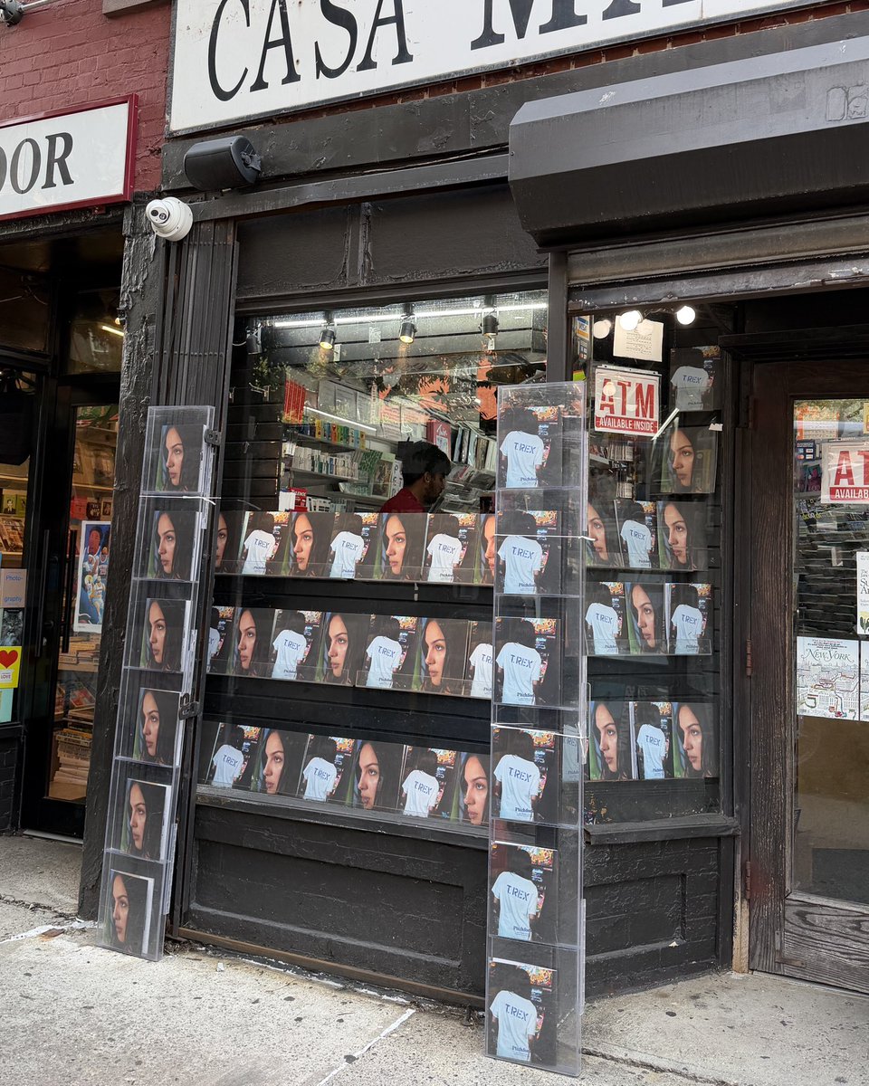 LiviesHQ's tweet photo. get your very own copy of olivia’s @pitchfork zine while supplies last!! 

available at:
🩷 casa magazines - 22 8th avenue, new york, ny 10014
🩷 iconic magazines - 238 lafayette st new york, ny 10012
🩷 online - https://t.co/wO1szVyEmS https://t.co/NS17nlDNgR