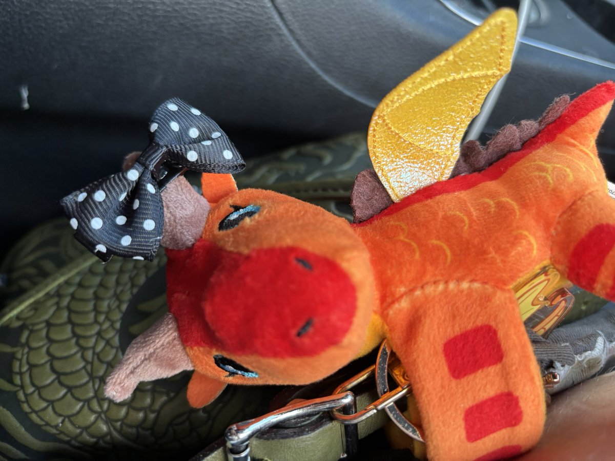 fireflytheidk's tweet photo. Pretty girl she gets a pretty bow ❤️ #peril #perilwingsoffire #wingsoffire #perilwof #wof https://t.co/l87MbCaM9e