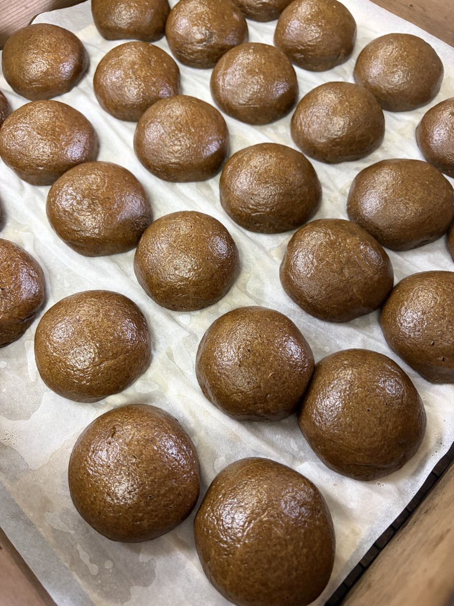 doukanmanju's tweet photo. 本日分、蒸し上がりました‼️
もちもちの『道灌まんじゅう』とふわふわの『芋蒸しパン🍠」をぜひご賞味ください。
その場で召し上がるお客様には、出来立てをご提供できる時間帯もございます。
どうぞお気軽に店員までお申し付けくださ
い。
#和菓子　#川越　#道灌　#道灌まんじゅう  #川越菓舗道灌 https://t.co/5LoXQoVMKW