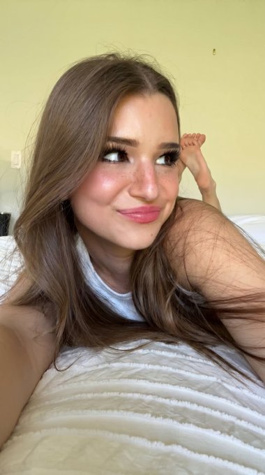 Tamaricsgiely's tweet photo. Brooke Monk’s signature pose https://t.co/vAWS7aW5so