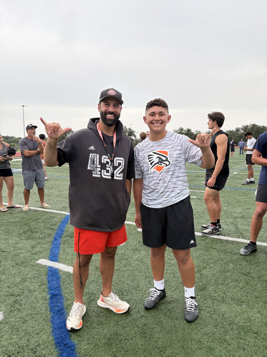 Kingjulian_442's tweet photo. Huge thank you to @UTPBCoachBook @CoachSoftley &amp; @UTPBFootball for a great camp yesterday! Had a great time &amp; received lots of great feedback that I’ll definitely implement into my craft this season. #FalconUp #MAXOUT 🤙🏻🤙🏻🤙🏻 https://t.co/4ZY1mhbPFL