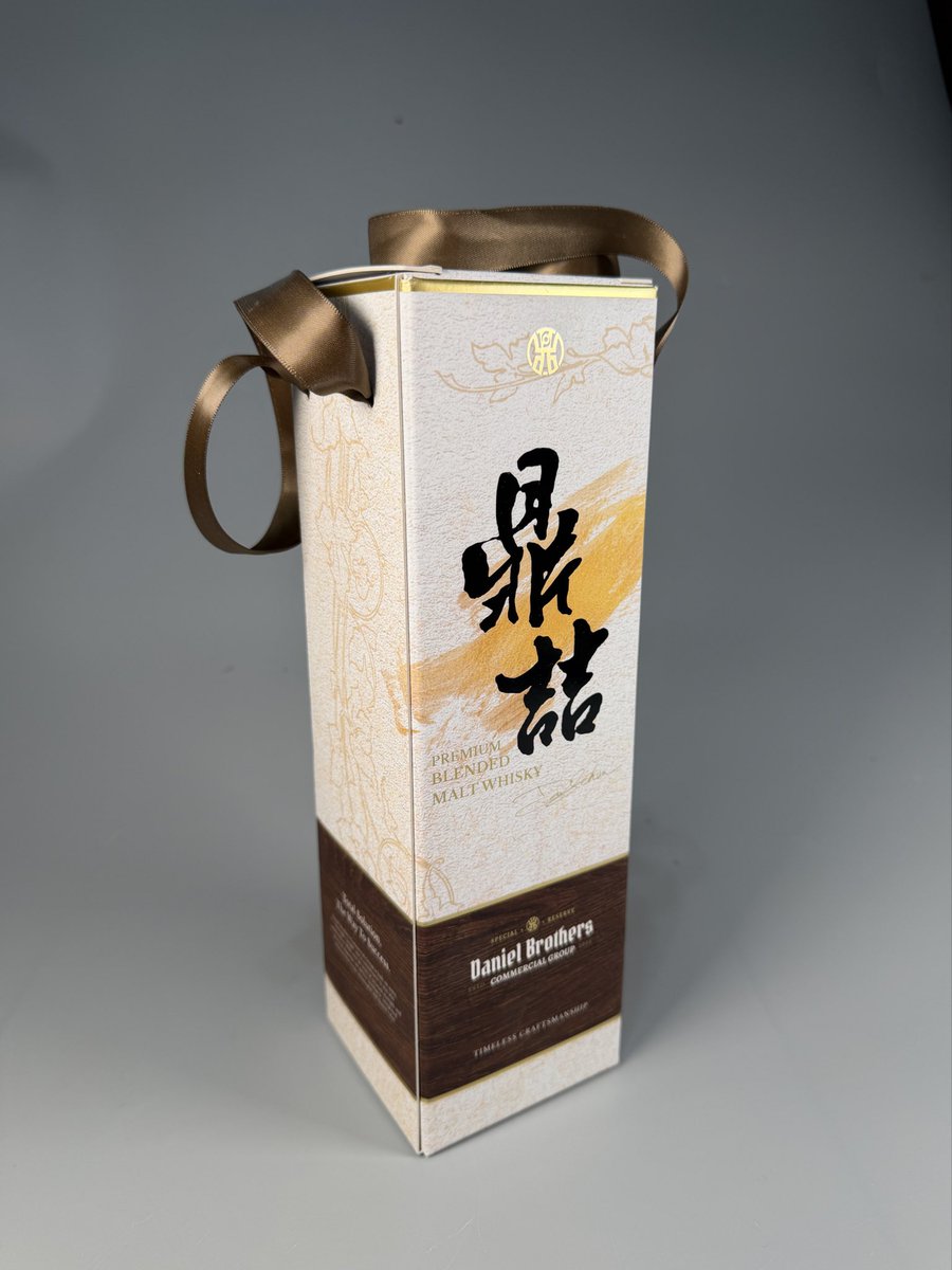 FreireWang's tweet photo. 全球限量200瓶

價值的訴求在限量也在他們的視野，拆解瓶身上的文字，「鼎，協力互助，高舉的『目』是洞見未來，共享共好。喆，吉事成雙，共創雙贏，是智慧，是灼見，有理有則。」

輕啜一口威士忌，邀你一起「鼎力相成，共贏喆學」。
#鼎喆國際商務法律事務所
#DanielBrothers #富士乃森 https://t.co/besc83SaUv