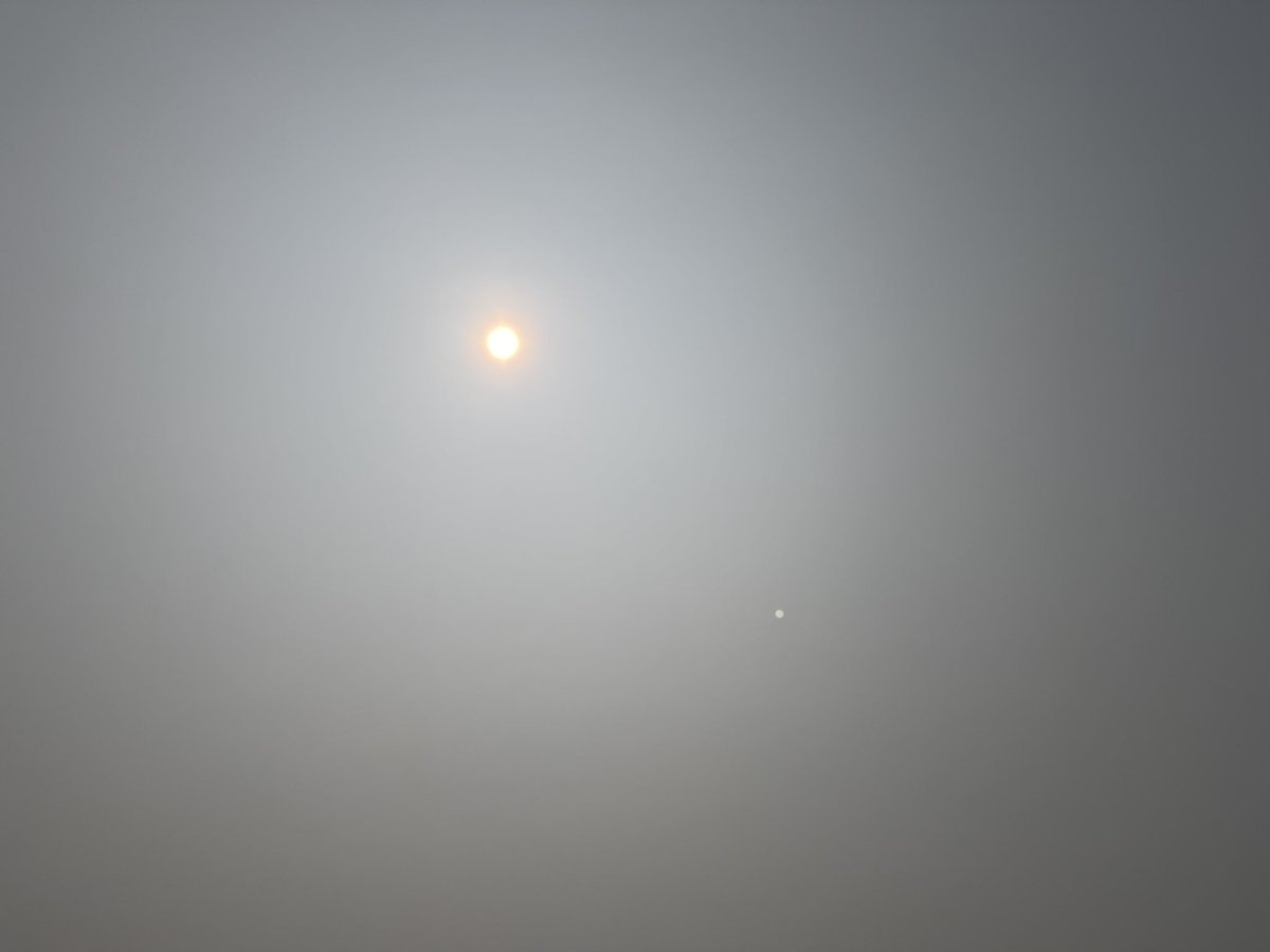 Ami_Elizabeth95's tweet photo. The photos don’t do it justice but today has been very hazy 😶‍🌫️ also the smell is similar to that of a new oven pan with the heat turned on high 😷 this British mind cannot comprehend how far smoke can travel 😵‍💫🤯 
#CanadianWildfires https://t.co/m7SBLxQ2lD
