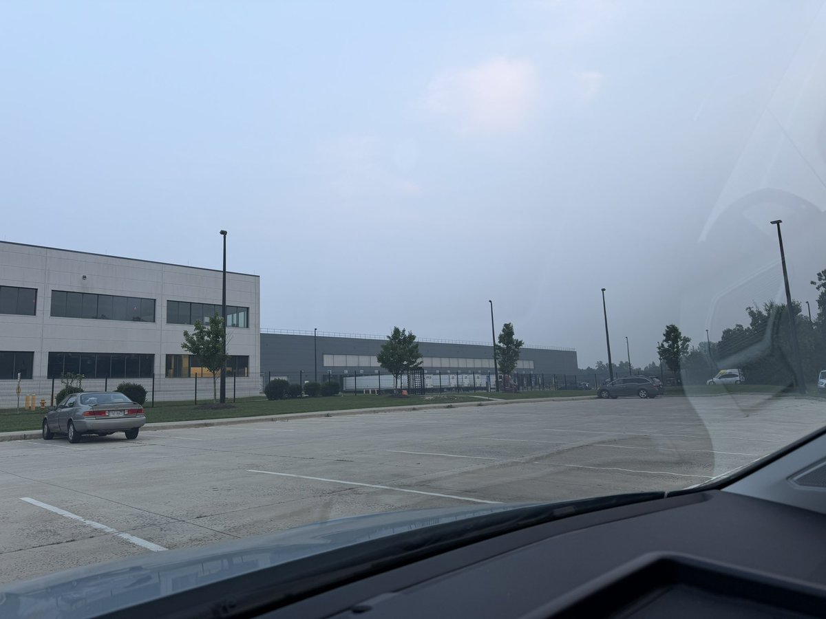 Ami_Elizabeth95's tweet photo. The photos don’t do it justice but today has been very hazy 😶‍🌫️ also the smell is similar to that of a new oven pan with the heat turned on high 😷 this British mind cannot comprehend how far smoke can travel 😵‍💫🤯 
#CanadianWildfires https://t.co/m7SBLxQ2lD