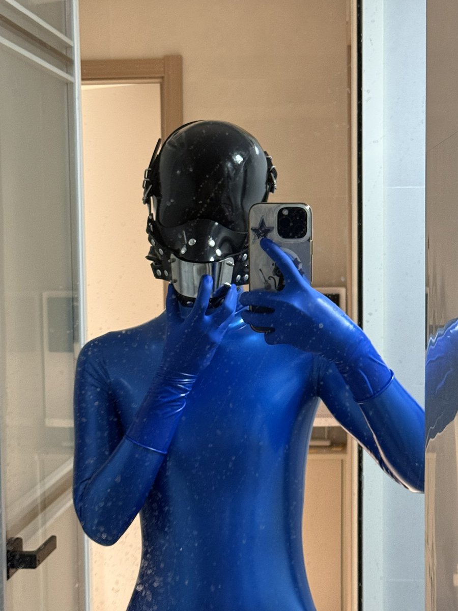 Qingyuu11's tweet photo. 🔵🔵Ⓜ️
是新的蓝色胶衣！
＞𐋣＜
#rubber 
#Zentai
 #m
#latex https://t.co/saZz7pIarm