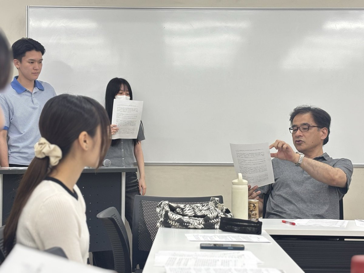 yone_seminar's tweet photo. 【今週の米倉ゼミ】
今日は、ゲストに7期生ゼミ長の小林千菜美さんをお迎えして活動をしました。
前半は、共同研究の班ごとの企画書共有を行い、意見交換をしました。
後半は、静岡新聞天竜支局長である小林さんのお仕事に関するお話を直接聞ける貴重な体験になりました。 https://t.co/3LMRMbSbfE