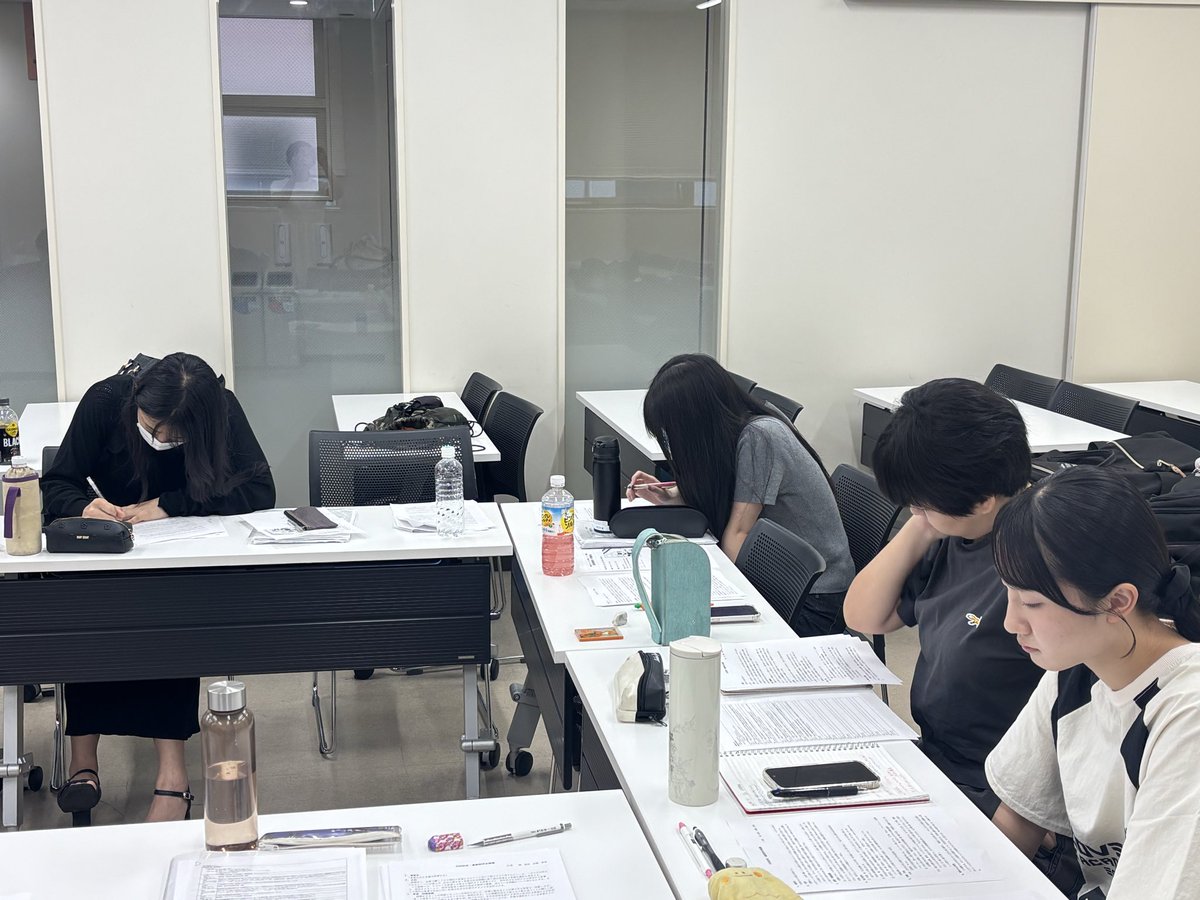 yone_seminar's tweet photo. 【今週の米倉ゼミ】
今日は、ゲストに7期生ゼミ長の小林千菜美さんをお迎えして活動をしました。
前半は、共同研究の班ごとの企画書共有を行い、意見交換をしました。
後半は、静岡新聞天竜支局長である小林さんのお仕事に関するお話を直接聞ける貴重な体験になりました。 https://t.co/3LMRMbSbfE