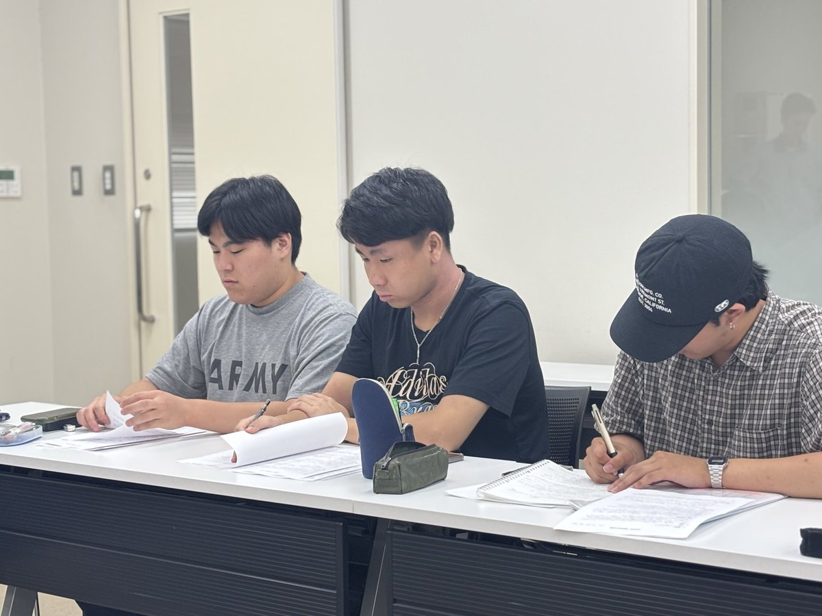 yone_seminar's tweet photo. 【今週の米倉ゼミ】
今日は、ゲストに7期生ゼミ長の小林千菜美さんをお迎えして活動をしました。
前半は、共同研究の班ごとの企画書共有を行い、意見交換をしました。
後半は、静岡新聞天竜支局長である小林さんのお仕事に関するお話を直接聞ける貴重な体験になりました。 https://t.co/3LMRMbSbfE