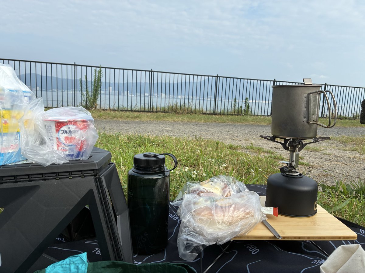 hyide0's tweet photo. 朝ごはんを
湖畔で小パンをいただきました。

日が出たら、めっちゃ暑いっす。

#ディキャンプ
#ソロキャンプ https://t.co/3KI71nbuvX