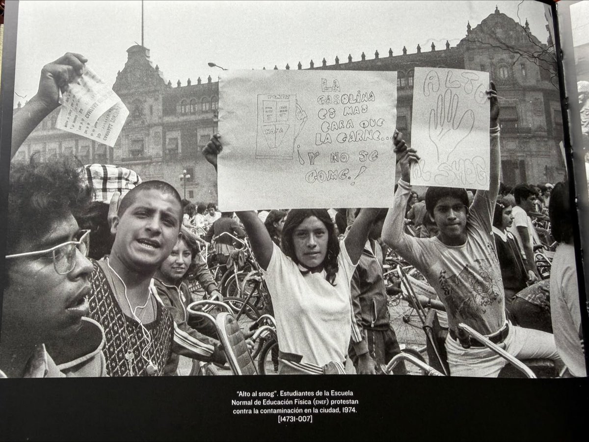 arelibiciteka's tweet photo. "Alto al smog" estudiantes de la Escuela Normal de Educación Física protestan contra la contaminación en #CDMX, 1974. En unas legendarias bicicletas Vagabundo. https://t.co/0Mqi1lbemL