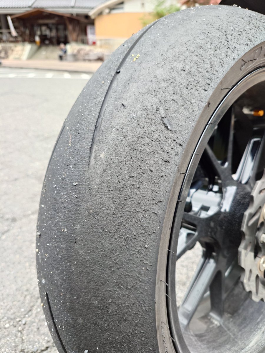 Chaku_men's tweet photo. 備忘録的なタイヤインプレ。
Q5s　走行距離1900でサイド溝消し飛んだ。
サイド側の減りはとても早い印象。
グリップはここまで使ってやっと怪しくなってきた、クリップから立ち上がりでラフに開けるとスライドする、ただし急にグリップを失うわけでわないのでとても好印象。流石ダンロップ https://t.co/at9VpIIq9L