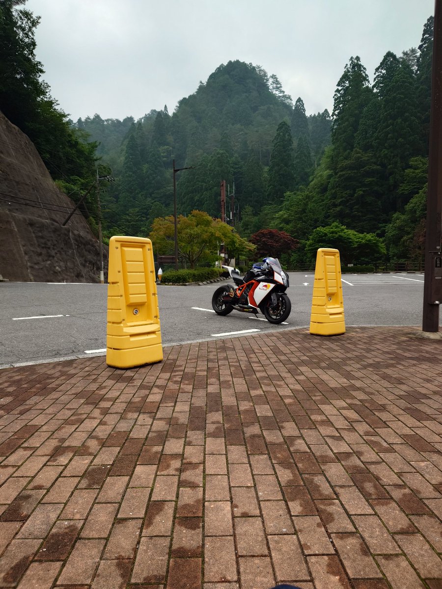 Chaku_men's tweet photo. 備忘録的なタイヤインプレ。
Q5s　走行距離1900でサイド溝消し飛んだ。
サイド側の減りはとても早い印象。
グリップはここまで使ってやっと怪しくなってきた、クリップから立ち上がりでラフに開けるとスライドする、ただし急にグリップを失うわけでわないのでとても好印象。流石ダンロップ https://t.co/at9VpIIq9L