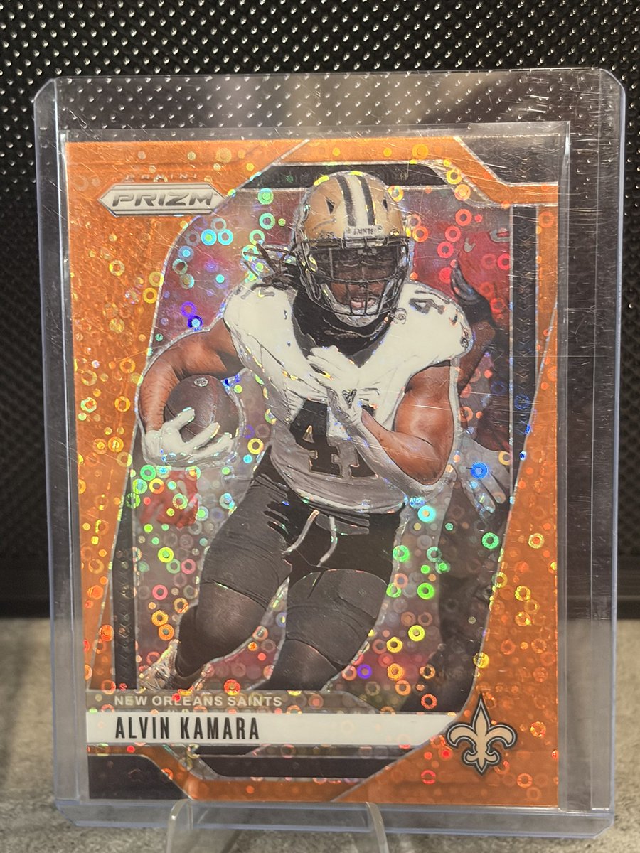 BearFanPete_FF's tweet photo. Join me in this tradition — posting one sports card from the NFC SOUTH , almost every day🏈🏈🏈🏈

Could be a grail, a recent pickup, an underrated favorite, or just a card that deserves some attention.

If you collect too, drop a card in the comments. Always enjoy seeing what everyone else is into.

#SportsCards #CardCollector #TheHobby #THFpro #TSAFam⚡️