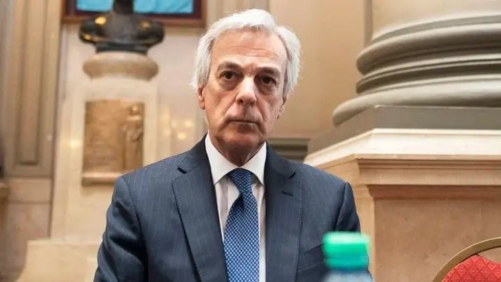 juanvazquezcfp's tweet photo. Saluden a Martin que se va. El sábado cumple 75

Irurzun fue el impulsor de la llamada “doctrina Irurzun”, ampliamente utilizada entre 2017 y 2019 para encarcelar sin causa a exfuncionarios kirchneristas como Julio De Vido, Amado Boudou y Carlos Zannini. 

Chau Martin! https://t.co/Y02JUYhbsl