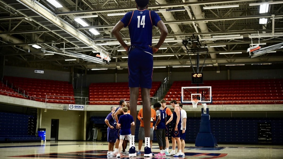 TyceHudson's tweet photo. Looking forward to watching Auburn‘s newest basketball player Narcisse Ngoy play this year. Looks like he was taller than they expecting when he arrived from France. @AuburnMBB @JFergusonAU @_JHokanson https://t.co/38TIzDxRe5